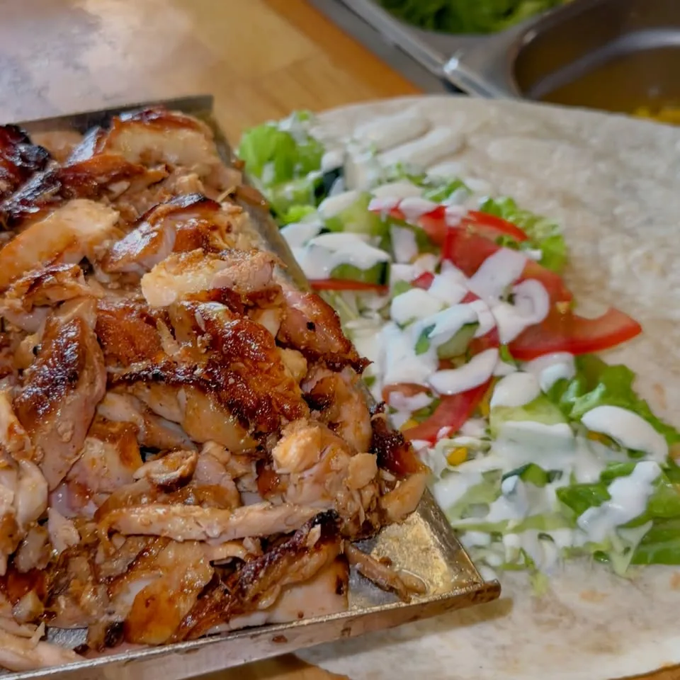 Svježe meso i salata za kebab