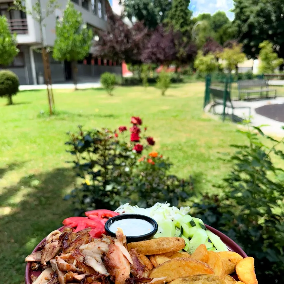 Kebab na plati s krompirom i salatom